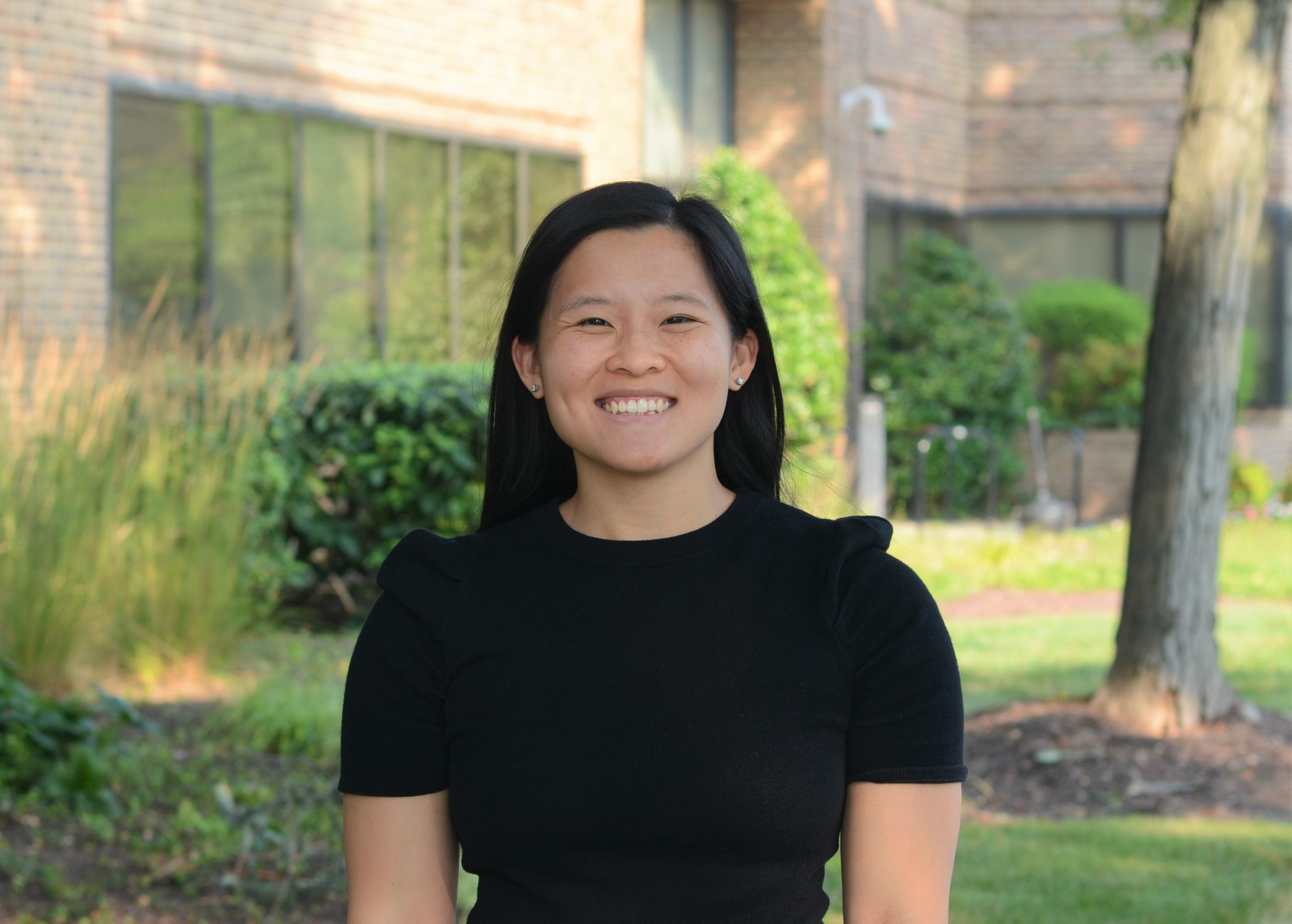 Holly Hoang headshot